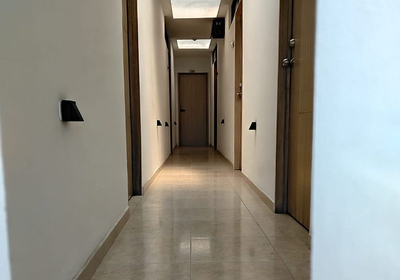 Hall interior de una edificación de apartaestudios en Cali, revisada antes de su compra