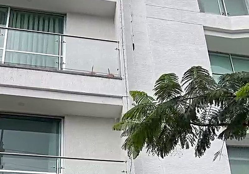 Fachada del edificio Belmonte Studios en Armenia, con balcones de vidrio, evaluado tras el sismo de 2026