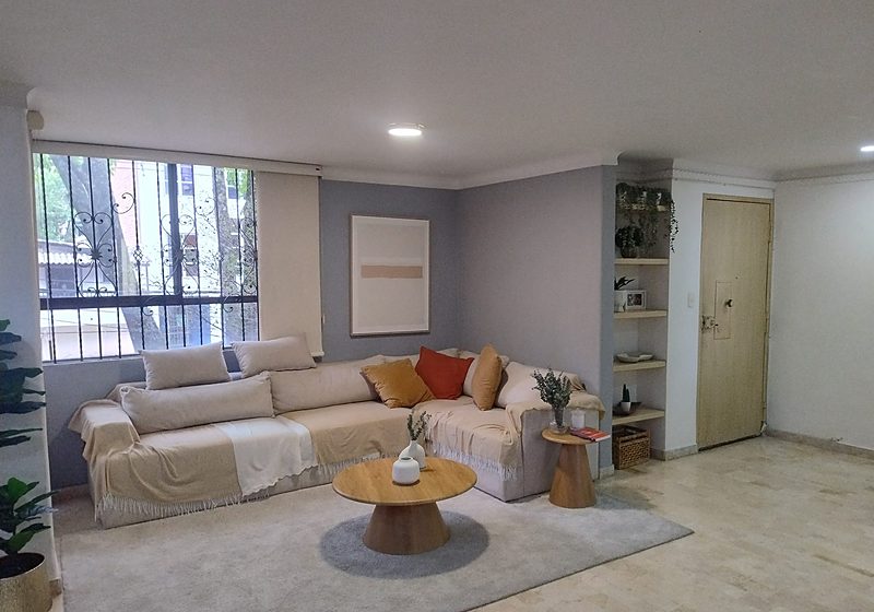 Sala de un apartamento del Edificio El Almendro en Laureles, Medellín, revisada tras el sismo de 2026