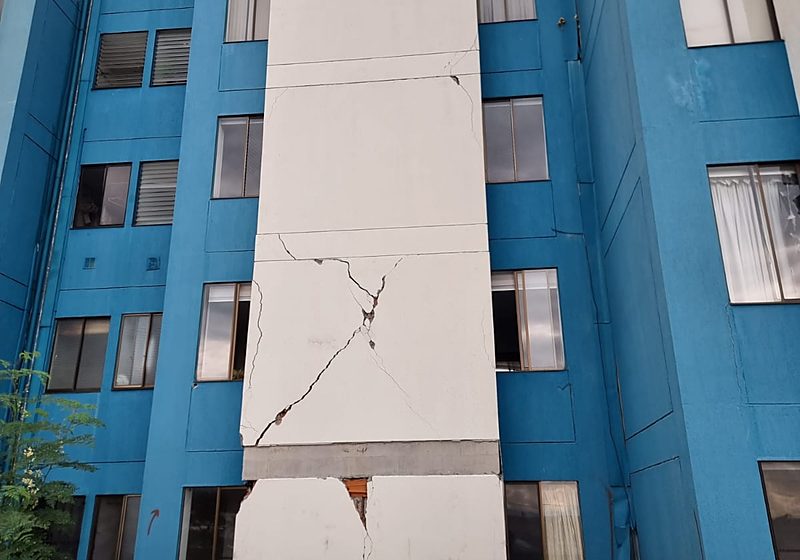 Torre 5 del Conjunto Villa del Sol en Pereira con grietas en X en su fachada tras el sismo de 2026