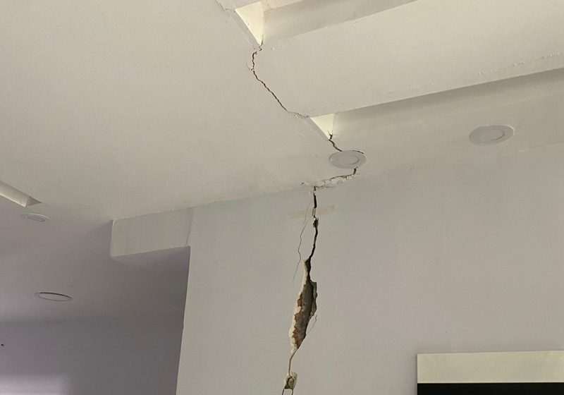 Junta abierta del cielo raso al muro entre una casa y su ampliación posterior, en una vivienda de Armenia evaluada tras el sismo de 2026