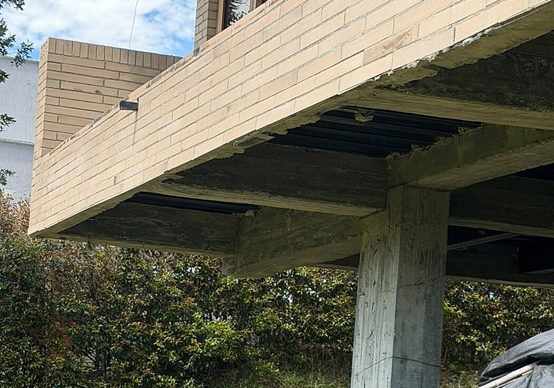 Volado en ladrillo sobre columnas de concreto de una casa campestre en Circasia, evaluada tras el sismo de 2026