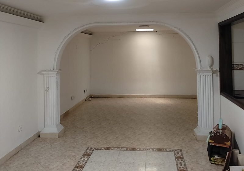 Sala con arco y grieta en la unión con la ampliación de una casa de dos pisos en Cali, tras el sismo de 2026