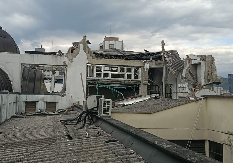 Cubierta derrumbada del piso 6 del Centro Comercial y Oficinas Plazuela en Pereira tras el sismo de 2026