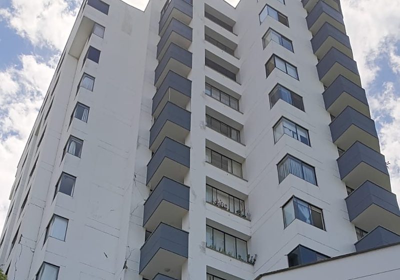 Fachada de la torre del Edificio Alquitrabe en Pereira con fisuras en el muro lateral, evaluado tras el sismo de 2026