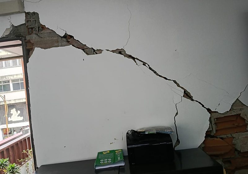 Muro con grieta diagonal y ladrillo expuesto en una oficina del edificio del Diario del Otún en Pereira