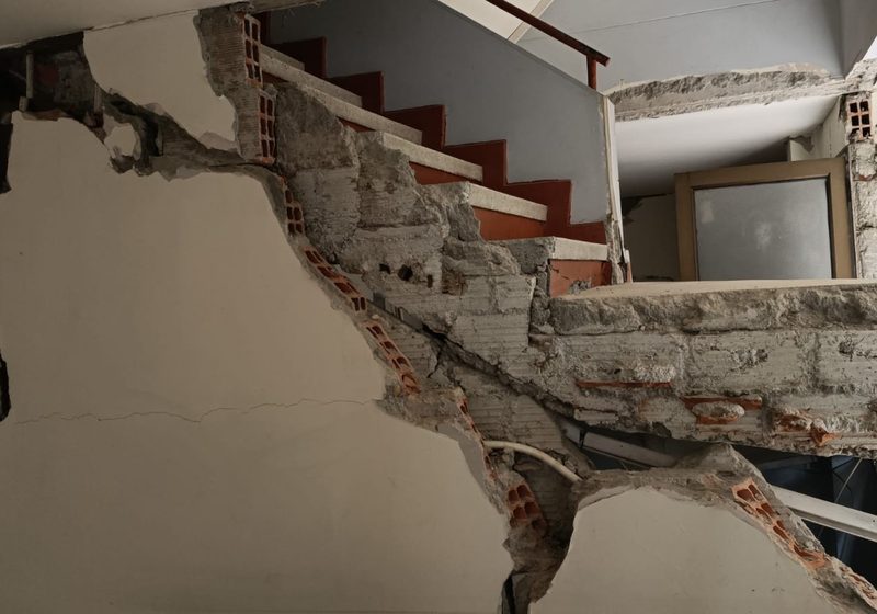 Tramo de escalera con la losa y los muros de apoyo fracturados en el Edificio Leo Palace de Pereira, tras el sismo de 2026