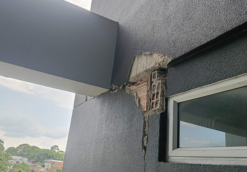 Revoque desprendido y mampostería expuesta junto a una viga en el Edificio Sky de Pereira, tras el sismo de 2026