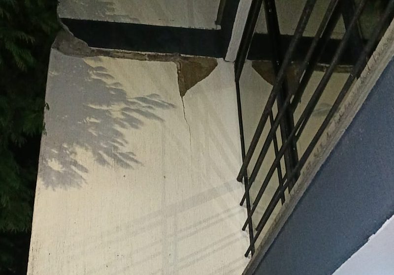 Balcón exterior del Edificio Sorrento en Pereira con grieta y desprendimiento de concreto tras el sismo de 2026