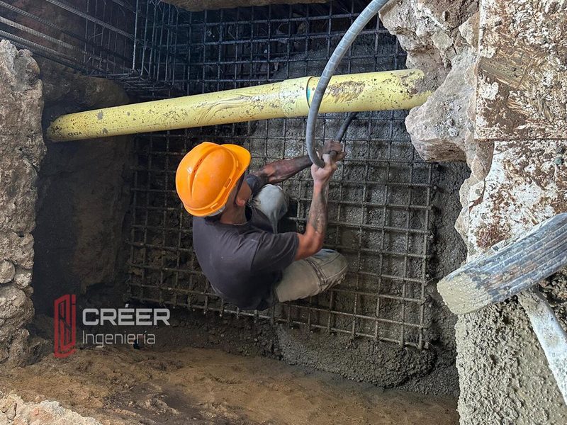 Vaciado de concreto en sitio dentro de canasta de refuerzo con supervisión del equipo de CRÉER