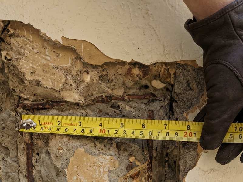 Acero de refuerzo expuesto durante el peritaje de una vivienda en Armenia